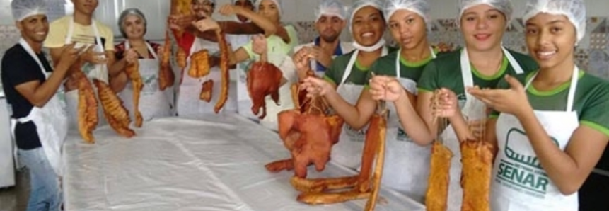 Estudantes aprendem a preparar carnes defumadas em Paracatu
