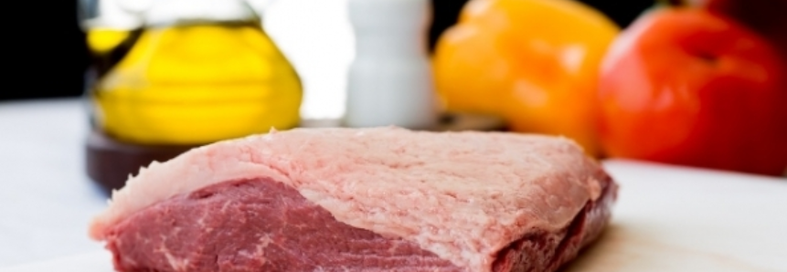 Carne bovina ganha competitividade frente à proteína de frango em junho