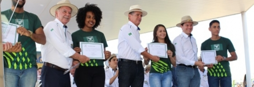 Alunos do Jovem Aprendiz recebem certificado de formação profissional durante abertura da Bahia Farm Show