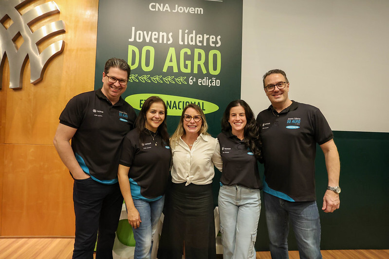 Fabíola (ao centro) com a equipe técnica do programa.