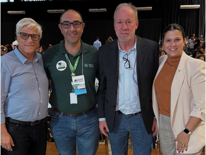 Jordana com participantes do evento.