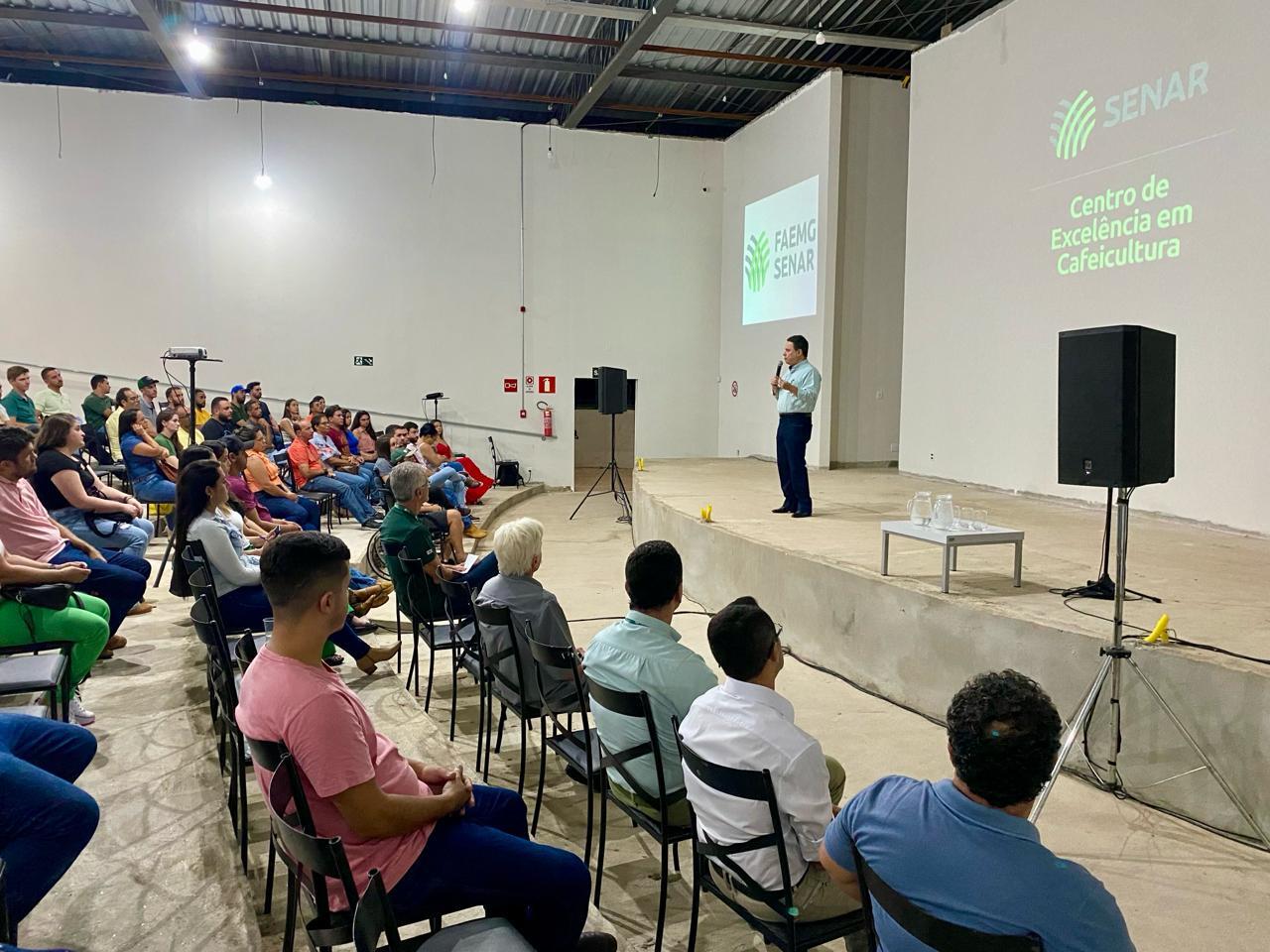 O Superintendente do Senar Minas, Celso Furtado Jr. palestra durante a aula inaugural.
