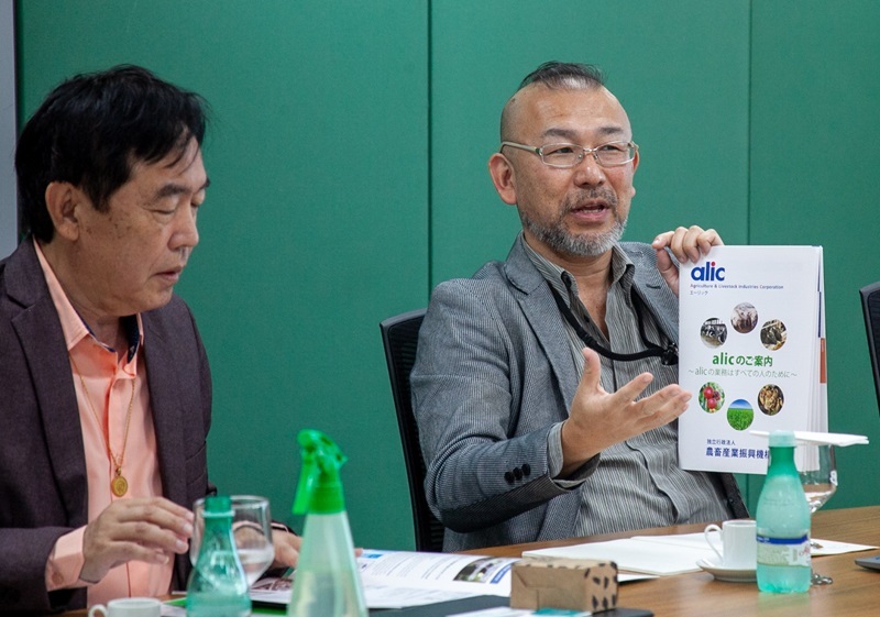 Hiroyuki Yamazaki, gerente do Grupo de Pesquisa Internacional, mostra o trabalho da Alic.