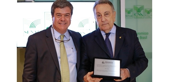 Presidente da CNA recebe título de sócio honorário da Abrafrutas