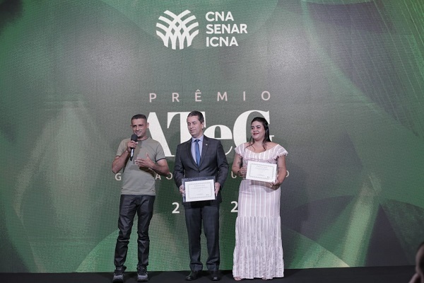 Muni Lourenço (centro), presidente da Faea, entregue certificado do prêmio aos vencedores na cadeia da olericultura. 