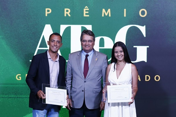 Presidente da Farsul, Gedeão Pereira, e os vencedores Tauana da Silva Santana e Romilton Cordeiro, da ovinocaprinocultura.  