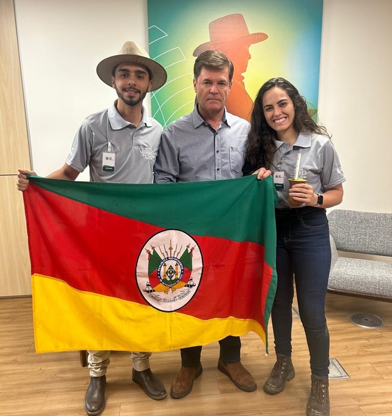 Jovens com o presidente da Faemg, Antônio de Salvo.
