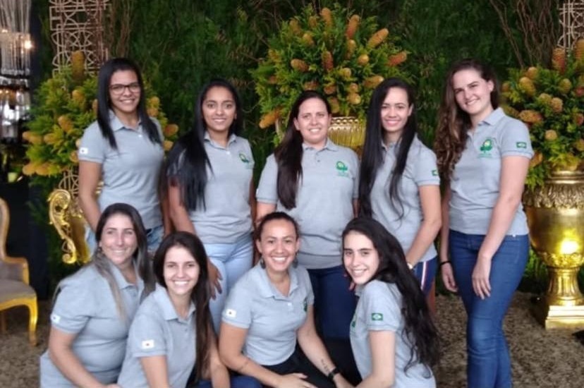 Regiane (ao centro agachada) ao lado das colegas da turma de Agronegócio.