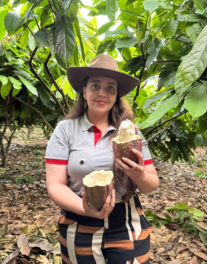 Ynaê Curado conhece a produção de cacau.